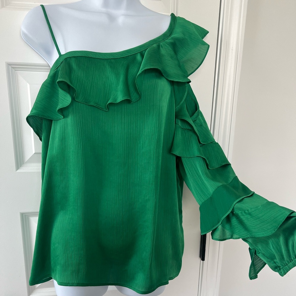 LIKE NEW Gorgeous Vince Camuto Cold-Shoulder Ruffle Blouse